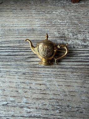 Vintage Gold Tone Teapot Brooch (1928 brand)